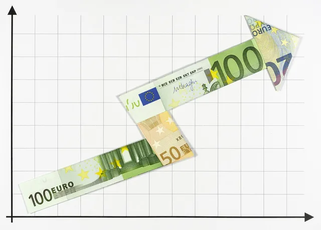 arrow, money, banknotes, currency, euro, stock exchange, profit, bank, banks, chart, development, course, tendency, growth, money, euro, euro, euro, stock exchange, profit, profit, chart, chart, chart, chart, chart, tendency. Diagnosing growth that increases revenue but reduces profit